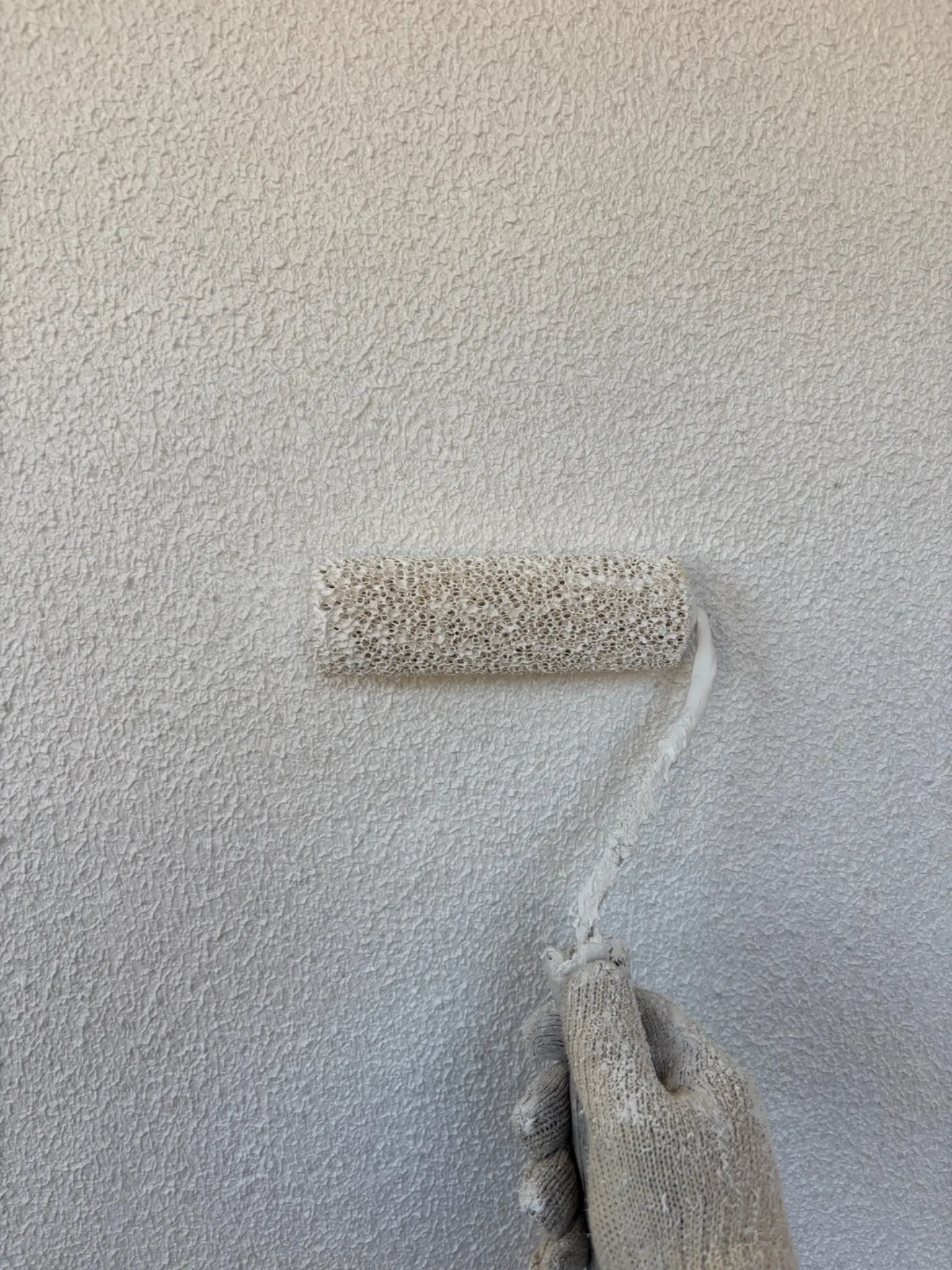 市原市の外壁塗装:ヘアクラック対策に鎖骨ローラーで厚み確保|本庄塗装の施工