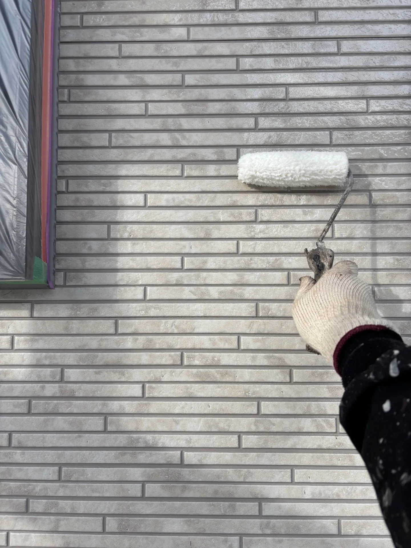 外壁のデザインを活かす塗装|千葉市でフッ素クリヤ塗装施工中